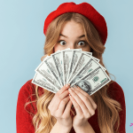 Ce înseamnă când visezi bani