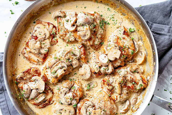 Papricaș cu smântână și ciuperci Papricaș cu smântână și ciuperci