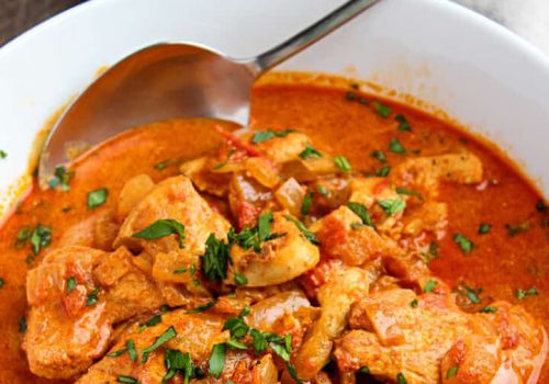 Rețeta originală papricaș unguresc de pui cu găluște