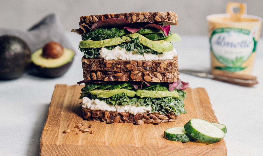 Sandviș cu avocado și cașcaval Sandviș cu avocado și cașcaval