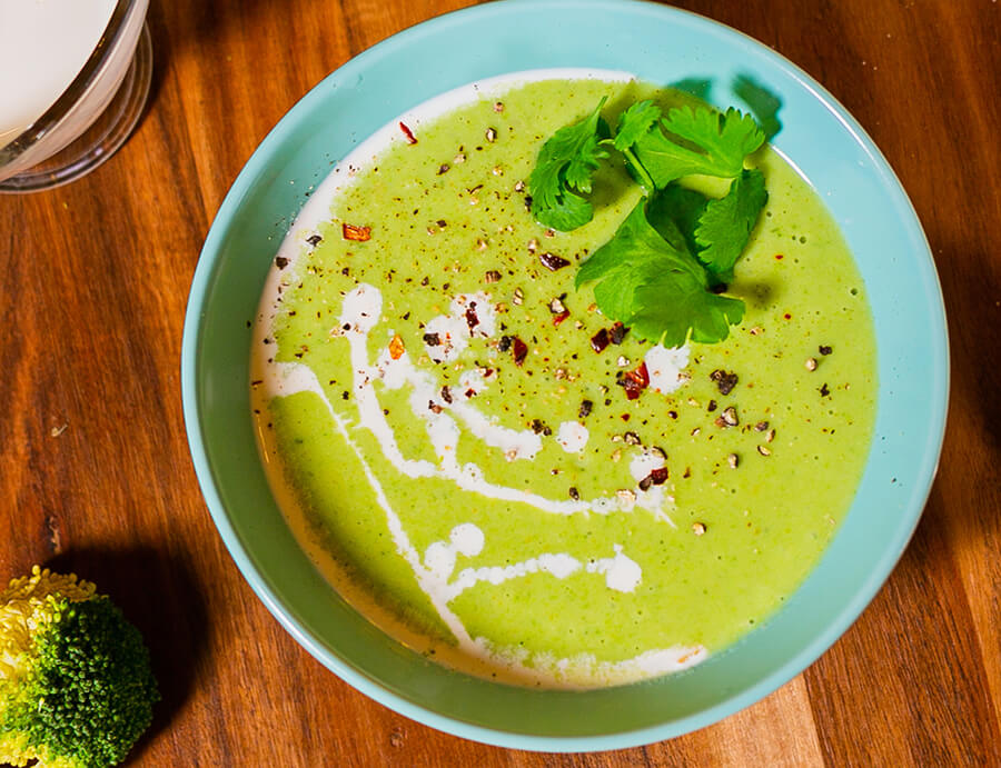 Supă cremă de broccoli și avocado Supă cremă de broccoli și avocado